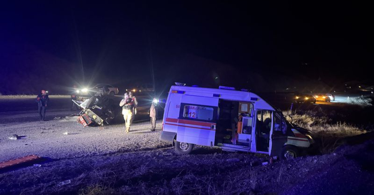 Ambulans traktöre çarptı: 4 yaralı