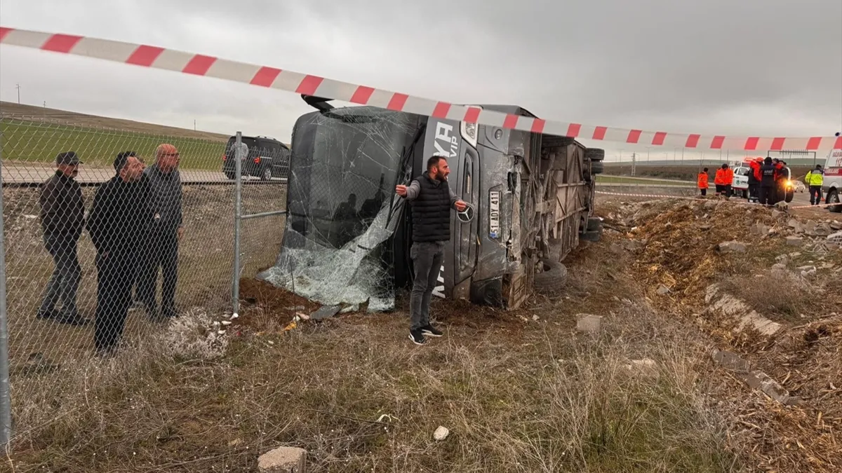 Aksaray’da tur otobüsü devrildi: 19 yaralı