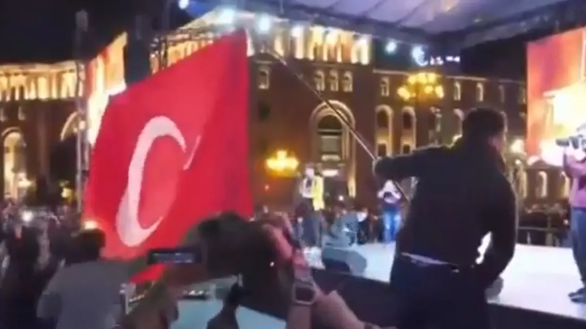 Ermenistan’da Türk bayrağına alçak saldırı! Paşinyan’dan sert tepki: Provokatif