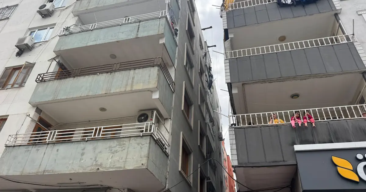 İnşaatta asansör kazası. İşçilerden biri düştü, diğeri demirlere tutundu