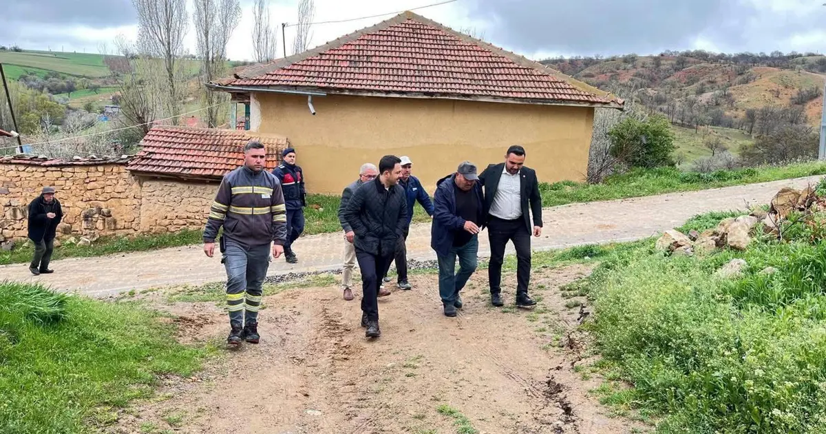Kırıkkale’de sağanak sonrası toprak kayması. 9 yapı hasar gördü