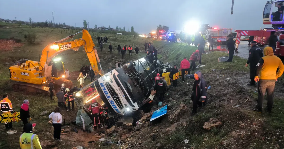 Malatya’da yolcu otobüsü şarampole devrildi. 4 kişi öldü, 15 kişi yaralandı