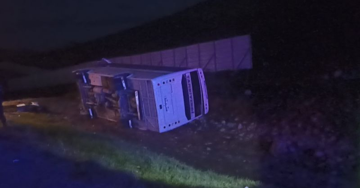 27 yaralı! Taraftarları taşıyan midibüs devrildi