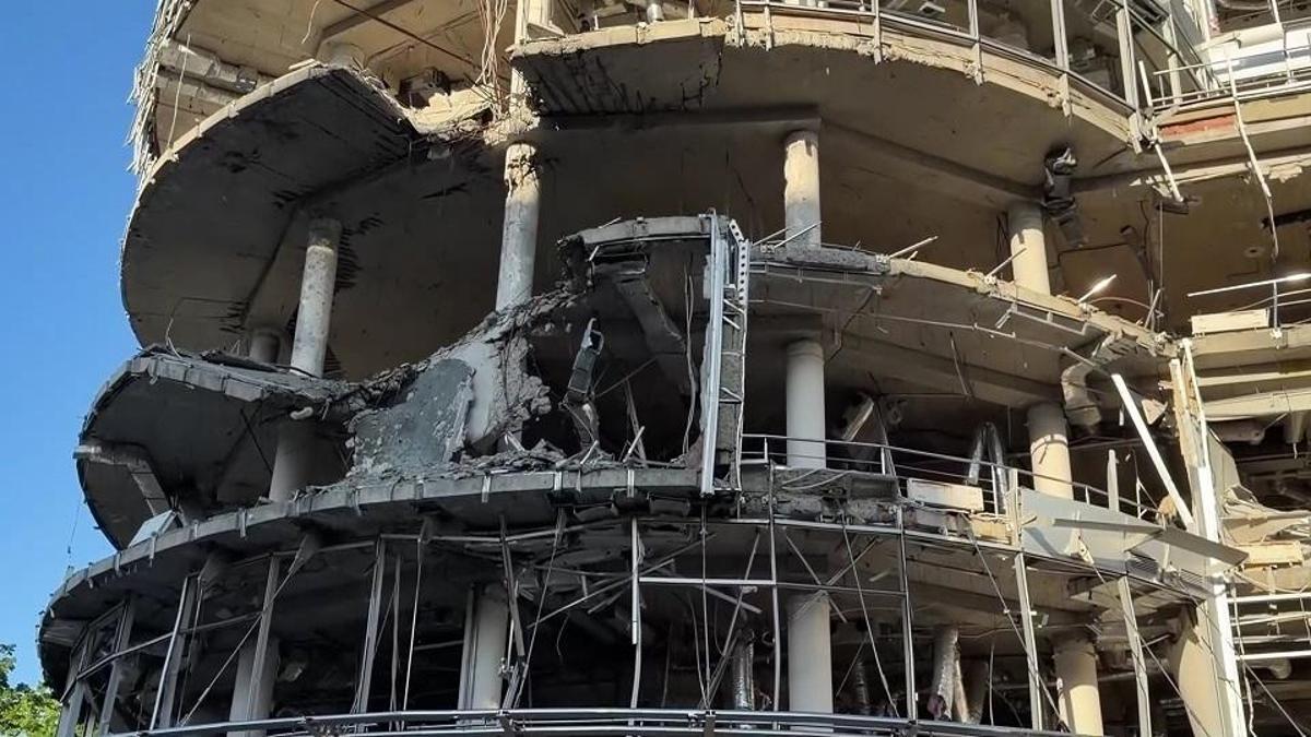 Ruslar bu binayı üç kez hedef aldı! CNN TÜRK savaşın sıcak bölgesi Harkiv’i di.