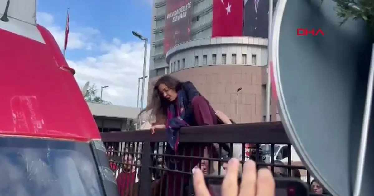 CHP Genel Merkezinde tahliye gerginliği: Milletvekili Genel Merkez’e korkuluklardan atlayarak girdi
