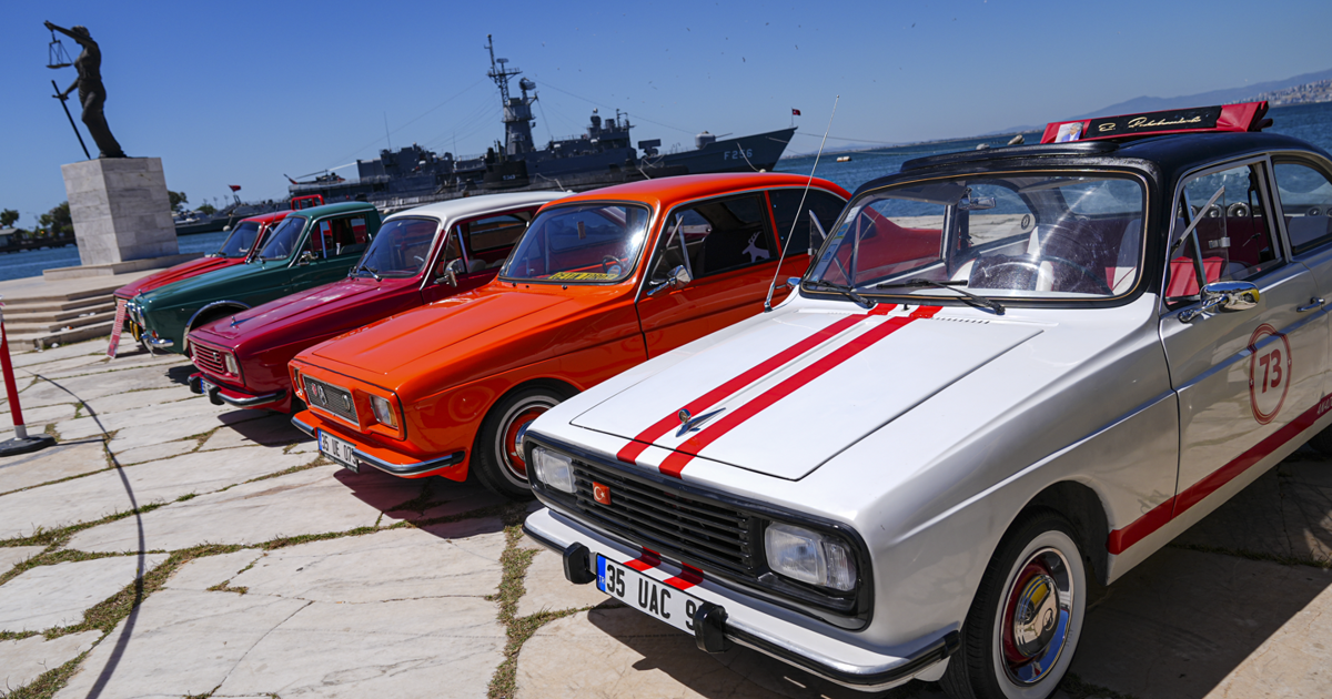 Anadol tutkunları İzmir’de buluştu. 45 araç sergilendi