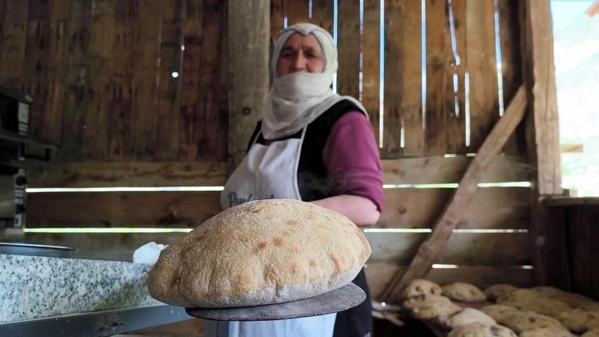 Uzundere’de doğal ekmek mesaisi! Anne-oğul taleplere yetişmekte zorlanıyor