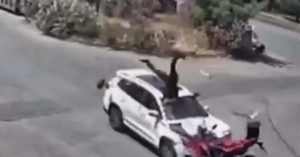 15 yaşındaki sürücü motosiklete çarptı. Metrelerce havaya uçtu