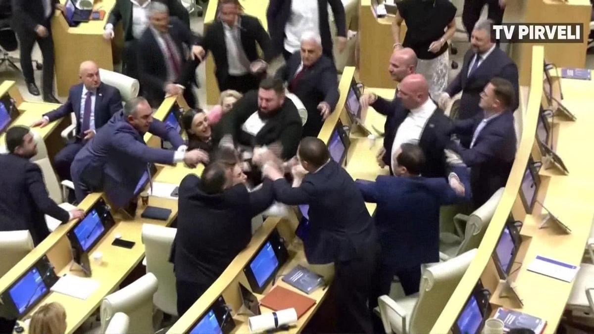 Gürcistan parlamentosu karıştı! İktidar ve muhalefetin vekilleri birbirine girdi