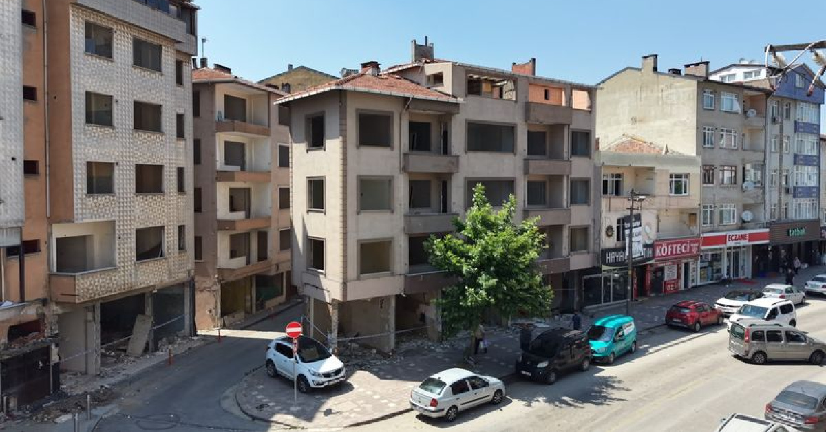 4 kişinin öldüğü çöken binanın çevresindeki yapılar yıkılıyor