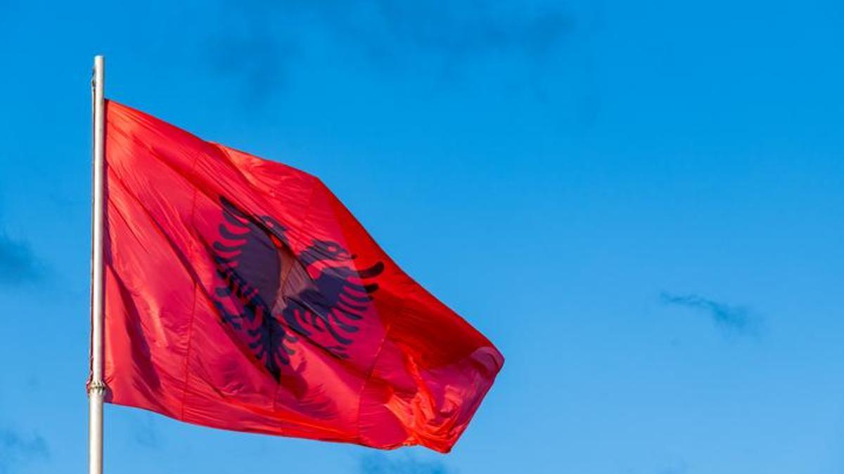 ARNAVUTLUK’TA TRUMP AİLESİ KRİZİ! Yeni “Epstein Adası” mı olacak? Binlerce kişi sokakta