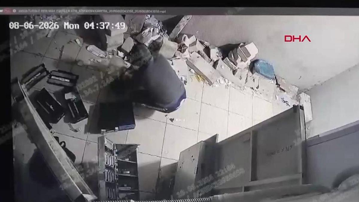 ATM kasasını patlatıp paraları çaldı