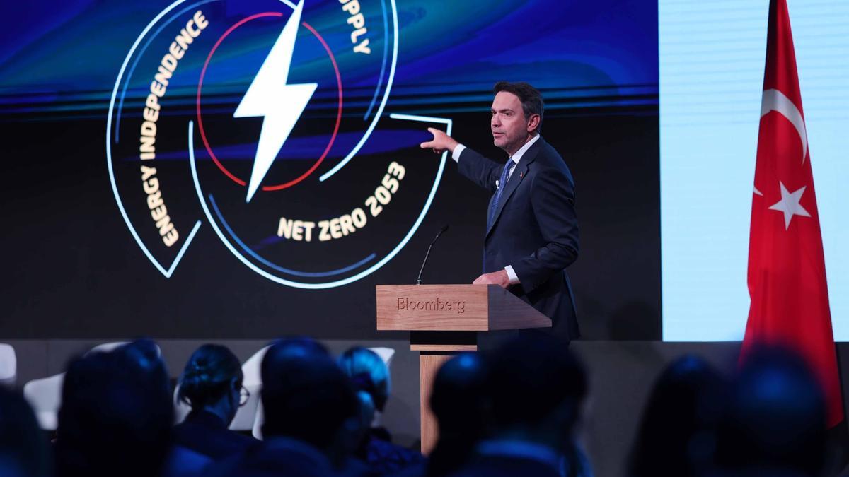 Bakan Bayraktar, Londra’da enerji dönüşümünün yol haritasını anlattı