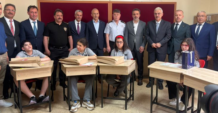 Başkan Vekili Biba, öğrencilerin karne heyecanına ortak oldu