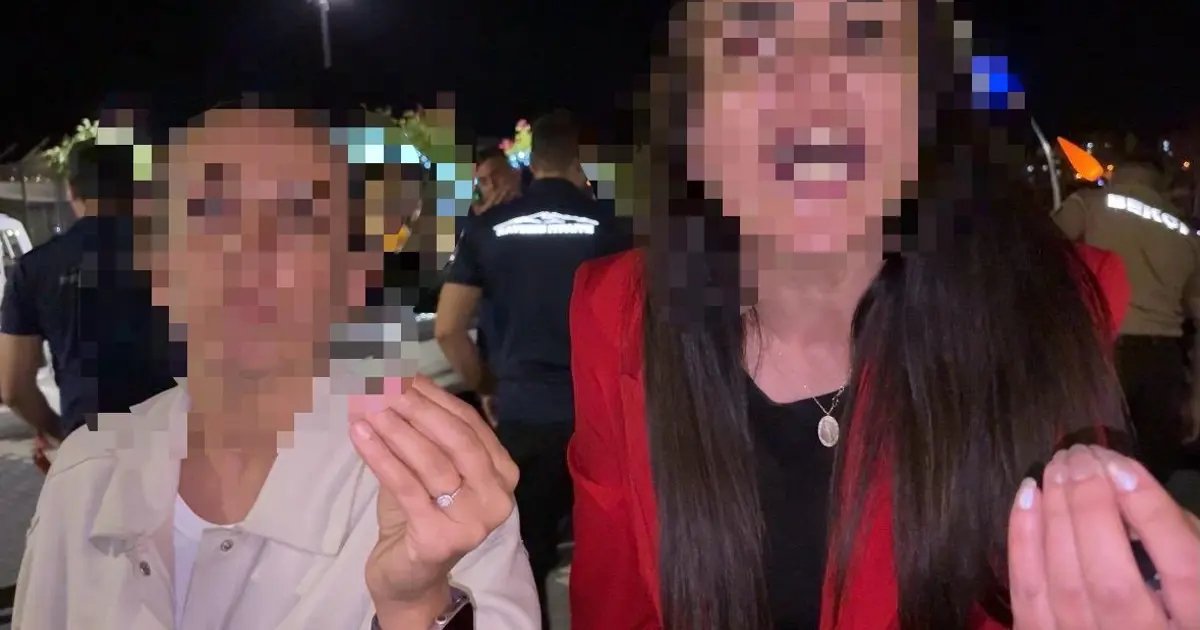 Bebeğini arabada unutan kadın, gazetecilere saldırdı