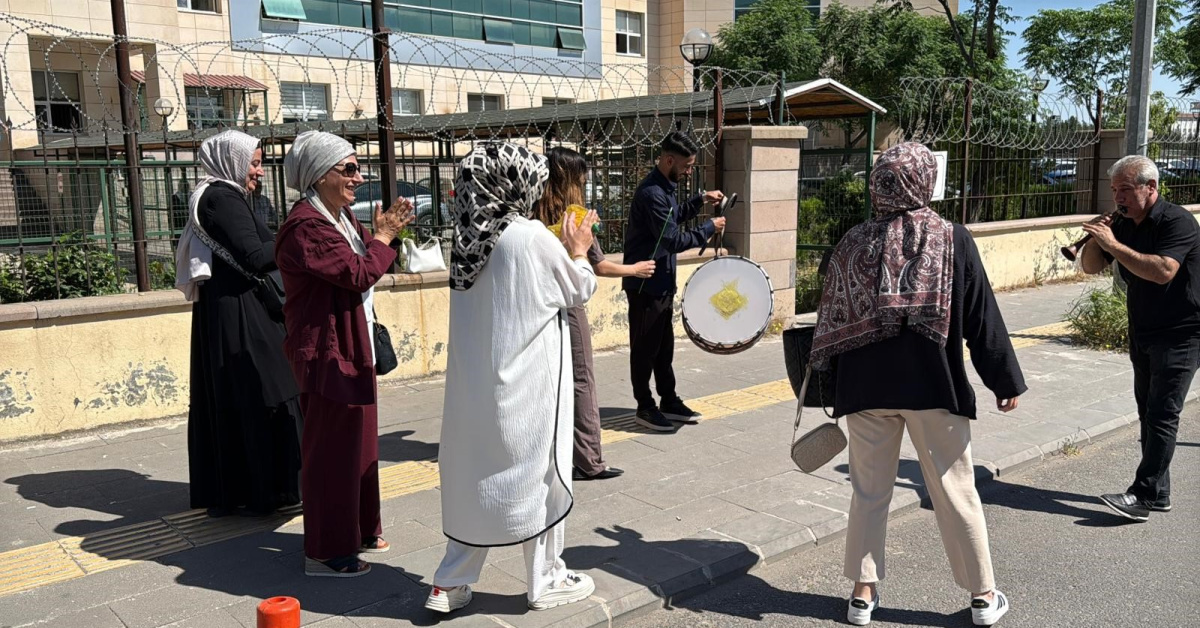 Boşanma sonrası halaylı kutlama