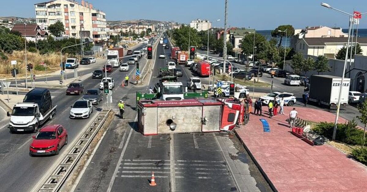 Büyükçekmece’de itfaiye aracı devrildi: 3 yaralı