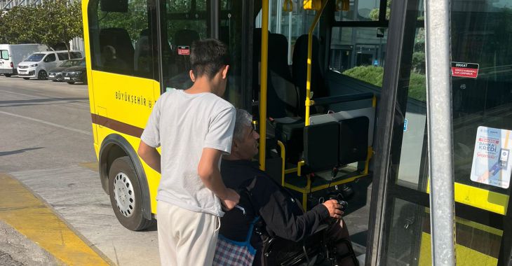 Büyükşehir, özel gereksinimli öğrenciyi sınava ulaştırdı