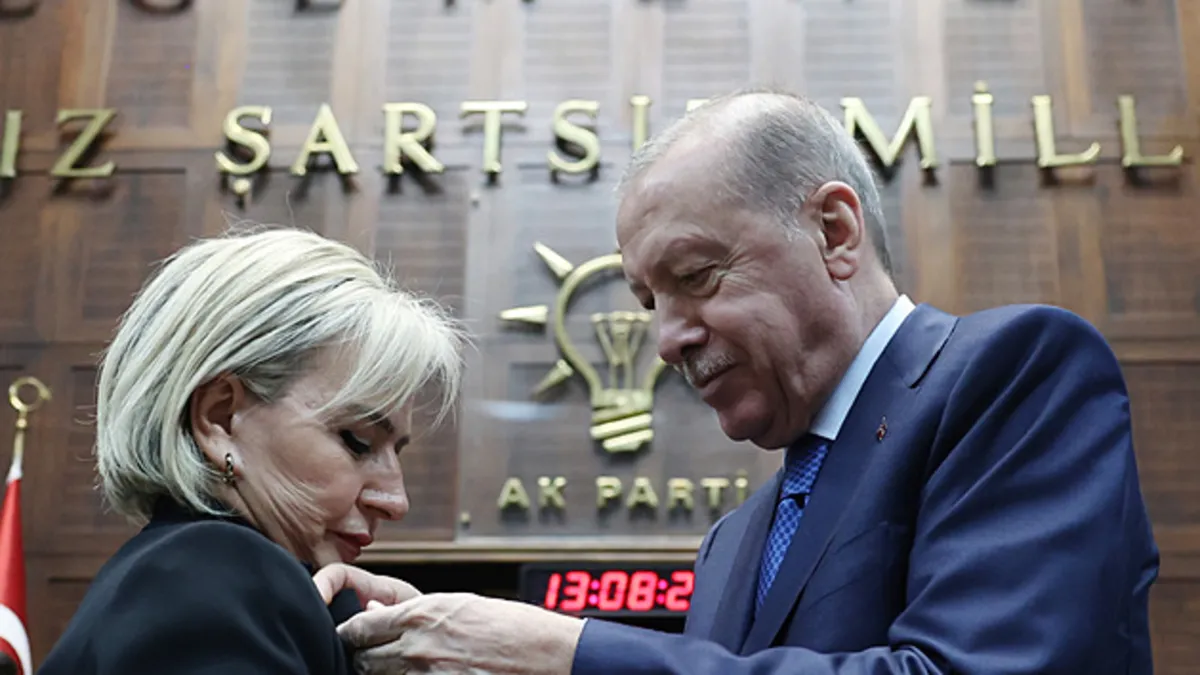 CHP’den istifa eden Milletvekili Nimet Özdemir AK Parti’de! Rozeti Başkan Erdoğan taktı