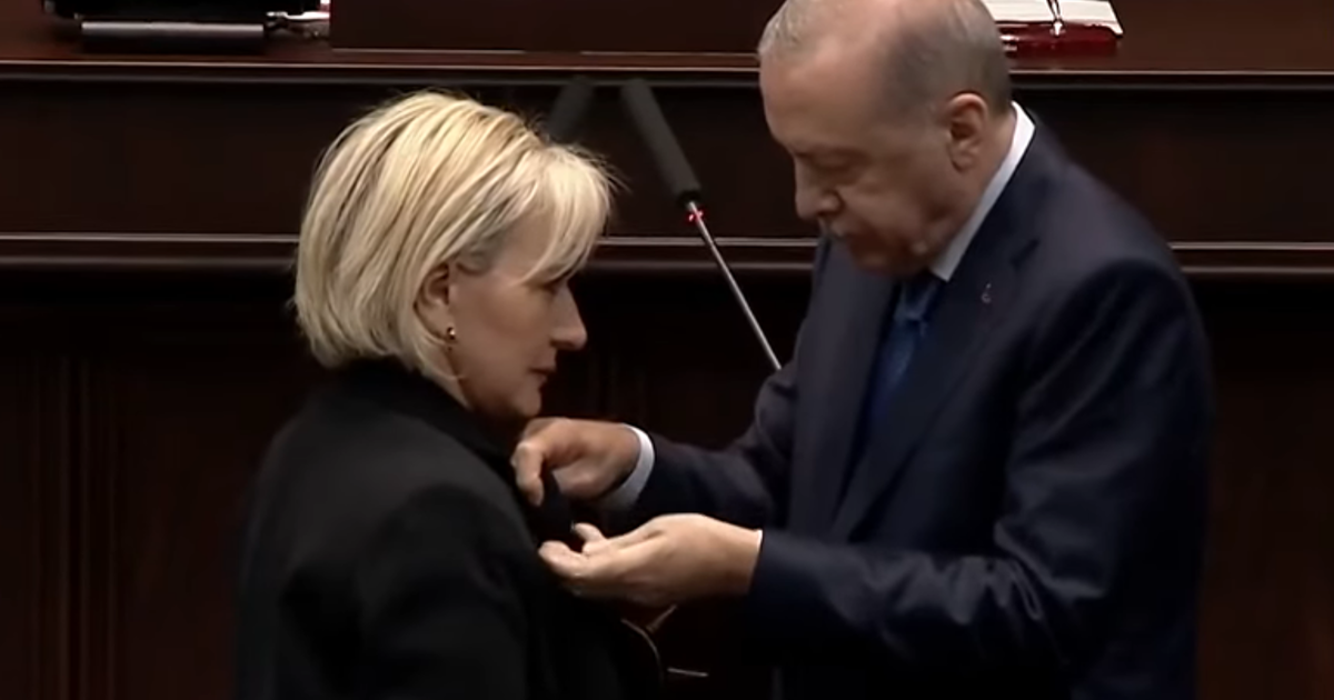 CHP’den istifa eden Nimet Özdemir AK Parti’ye katıldı