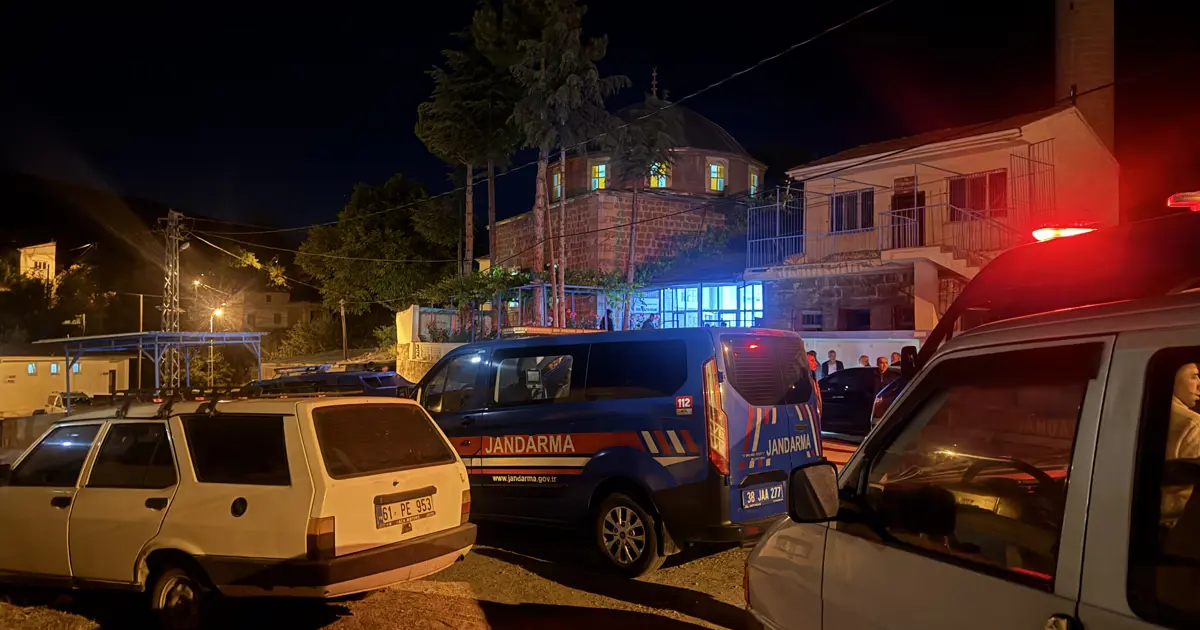 Cami avlusunda bıçaklı saldırı. İki kişi hayatını kaybetti