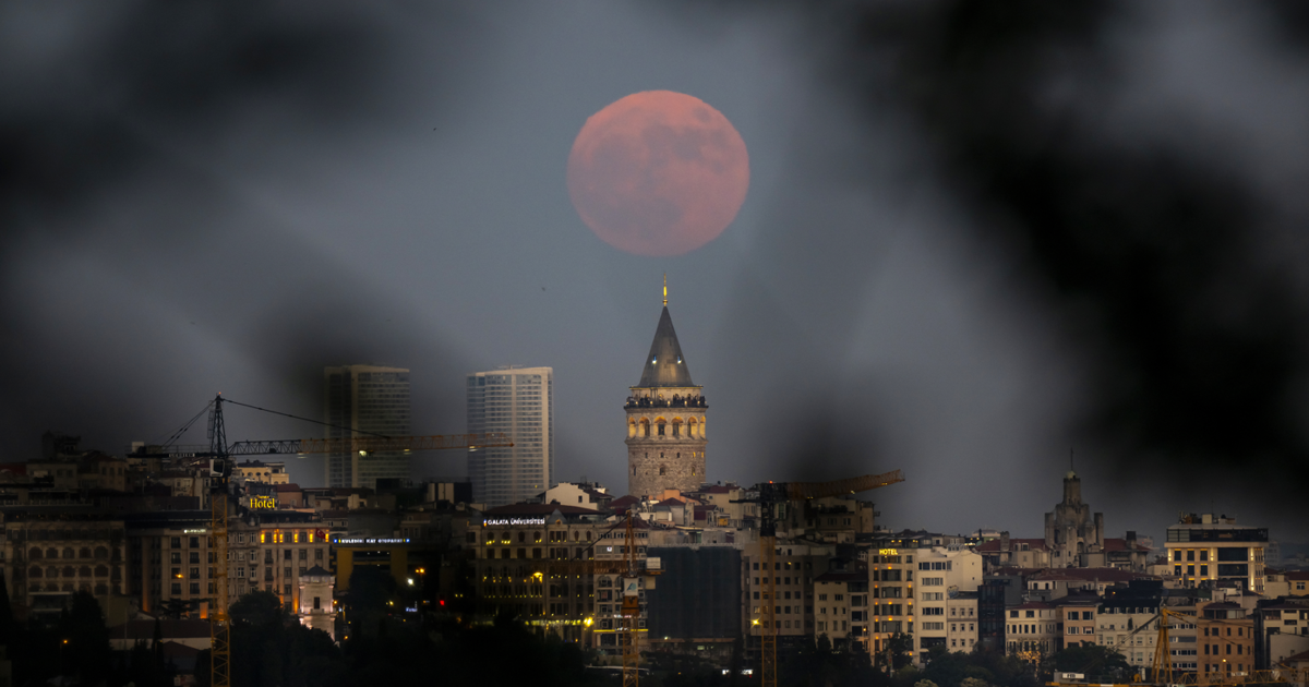 “Çilek Dolunayı” İstanbul manzarasıyla birleşti