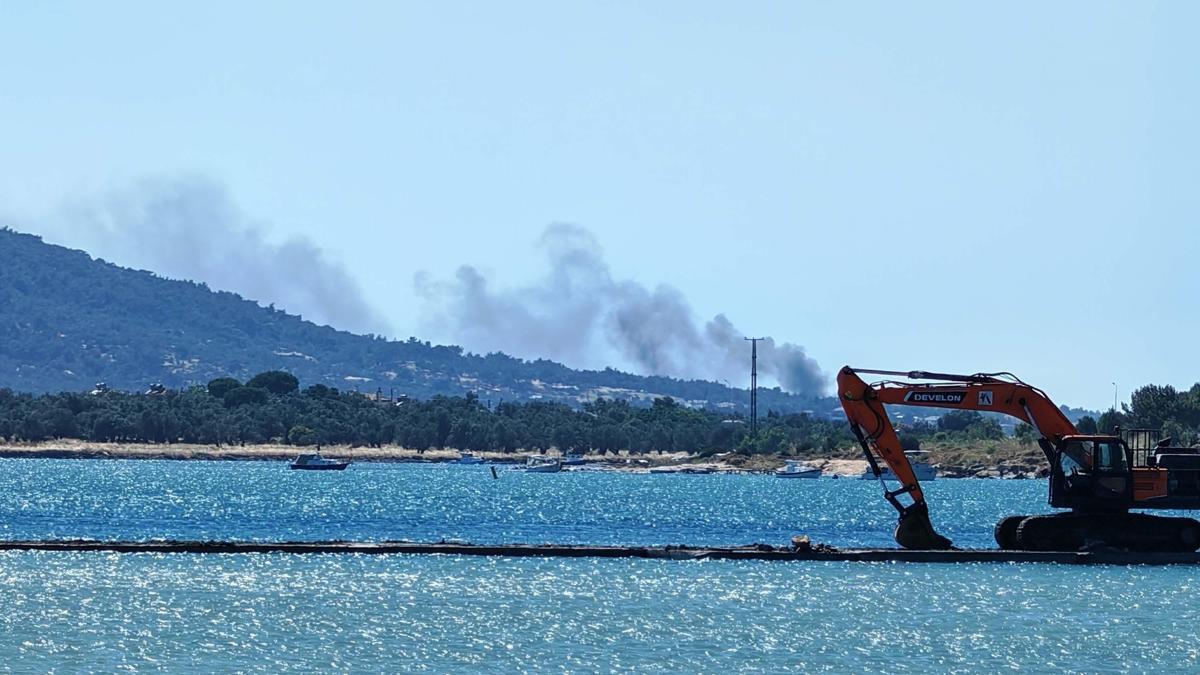 Cunda’da makilik alanda çıkan yangın ormanı yaktı