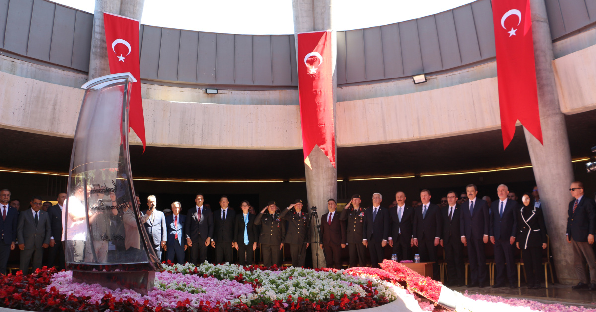 Demirel, kabri başında anıldı