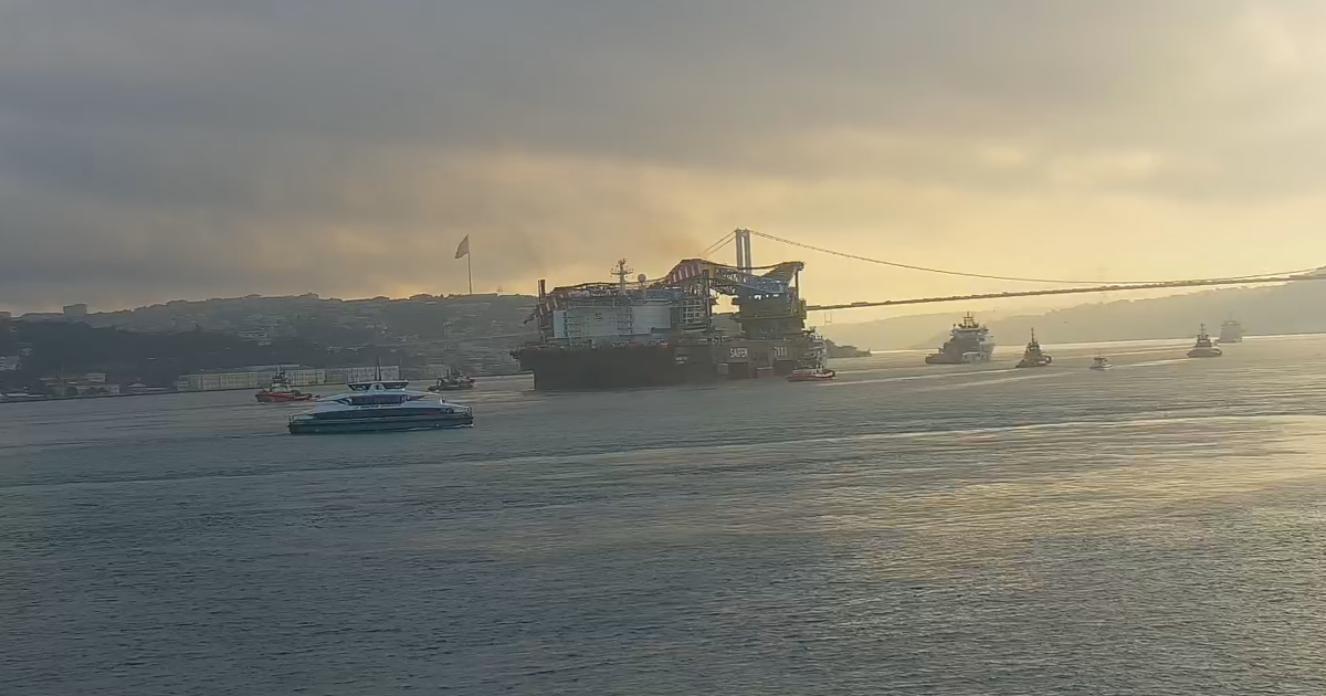 Dev vinç gemisi İstanbul Boğazı’ndan geçiyor. Boğaz gemi trafiğine kapatıldı