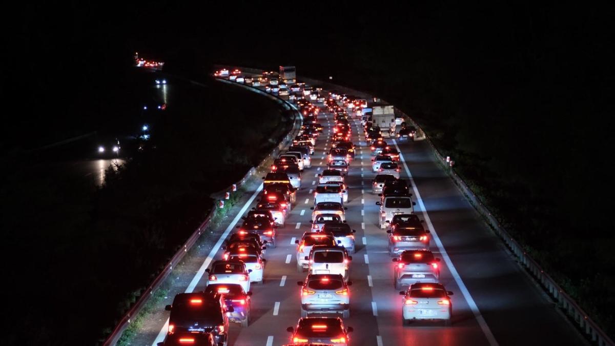 Dönüş çilesi devam ediyor! Trafik durma noktasına geldi