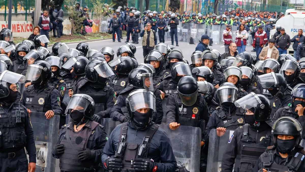Dünya Kupası öncesi Meksika’da ortalık karıştı! Öğretmenler ve polis karşı karşıya
