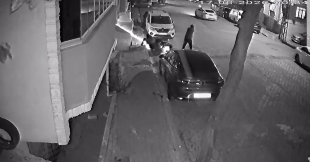 Esenyurt’ta iki grup arasında silahlı çatışma. Çok sayıda araca kurşun isabet etti