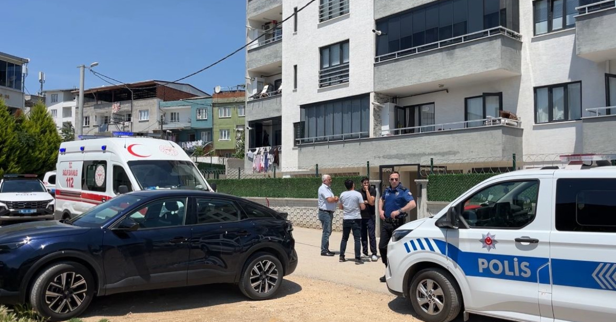Eşini defalarca bıçakladı! 10 yaşındaki oğlu polisi aradı!