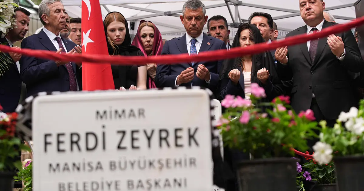 Ferdi Zeyrek için vefatının birinci yılında mevlit okutuldu