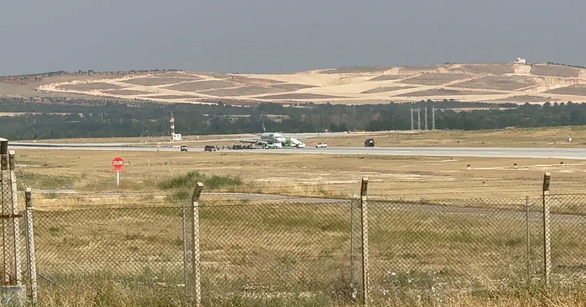 Gaziantep Havalimanı’na iniş yapan yolcu uçağının lastiği patladı