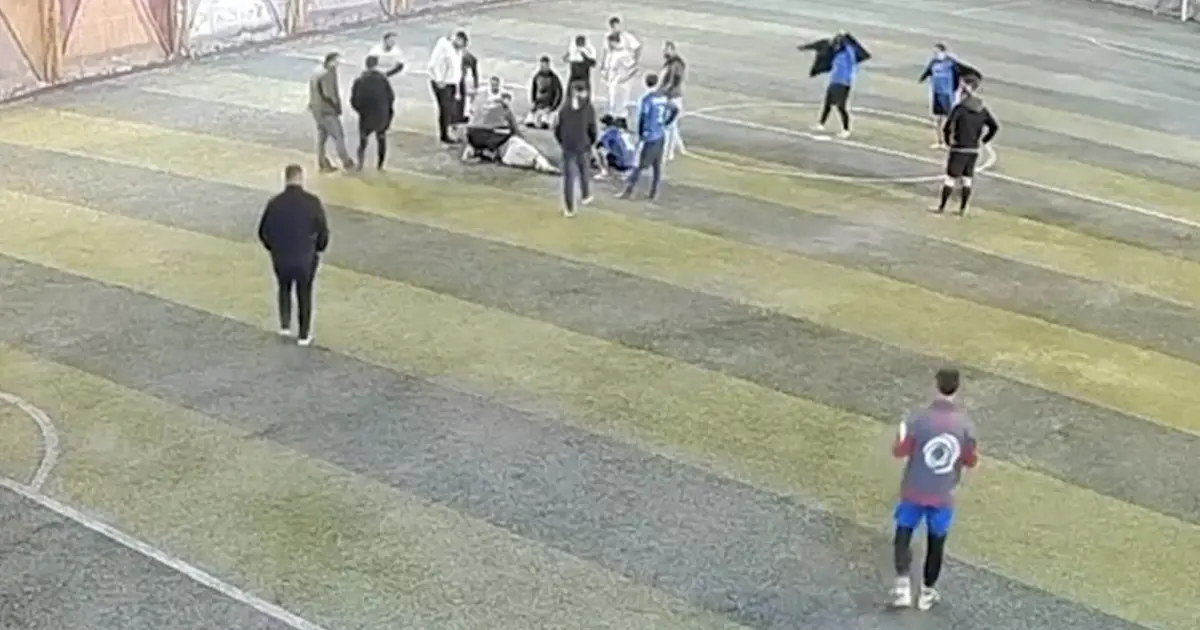 Halı sahada dili boğazına kaçan oyuncuya müdahale kamerada