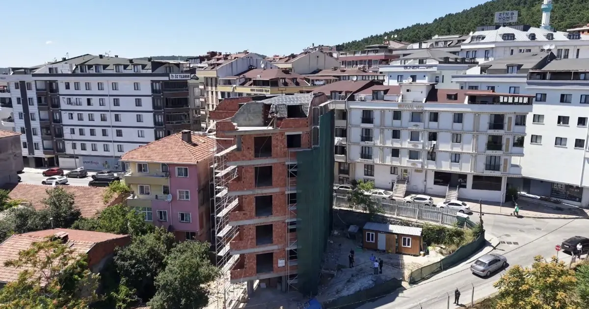 İstanbul’da binaya ”eğri” dediler. Belediye açıklama yaptı, dronla kontrol edildi