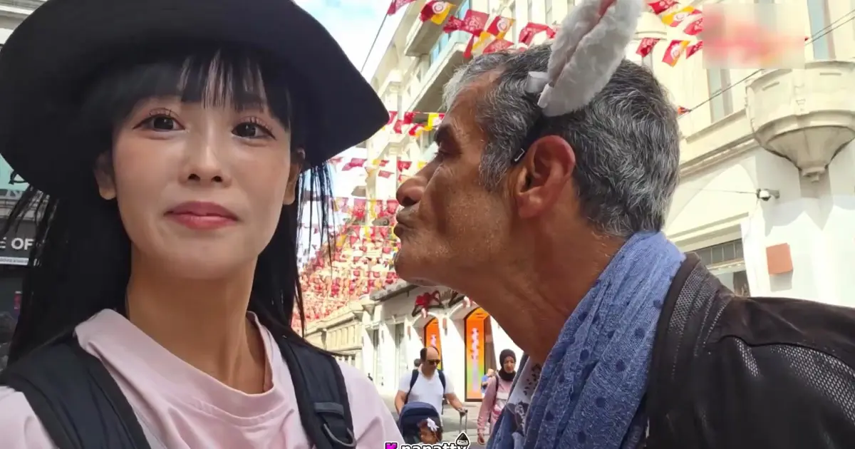 İstiklal Caddesi’ndeki taciz anbean yansıdı. Yaşlı adam Japon yayıncıyı taciz etti