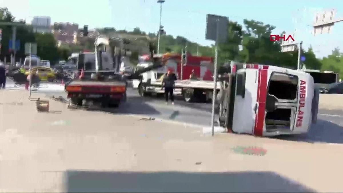 Kağıthane’de ambulans devrildi; 4 yaralı