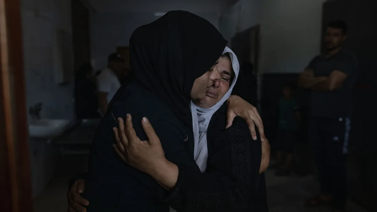Katil İsrail Gazze’de sivil çadırlarını vurdu