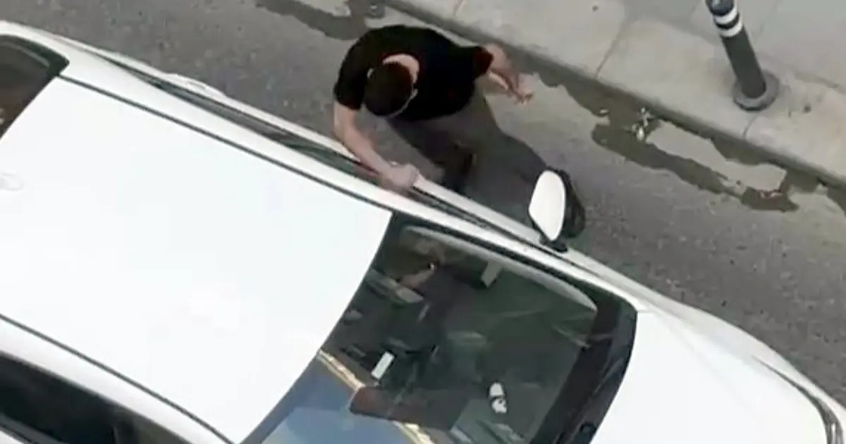 Kazaya neden olan sürücüye tepki; otomobile yumruk attılar