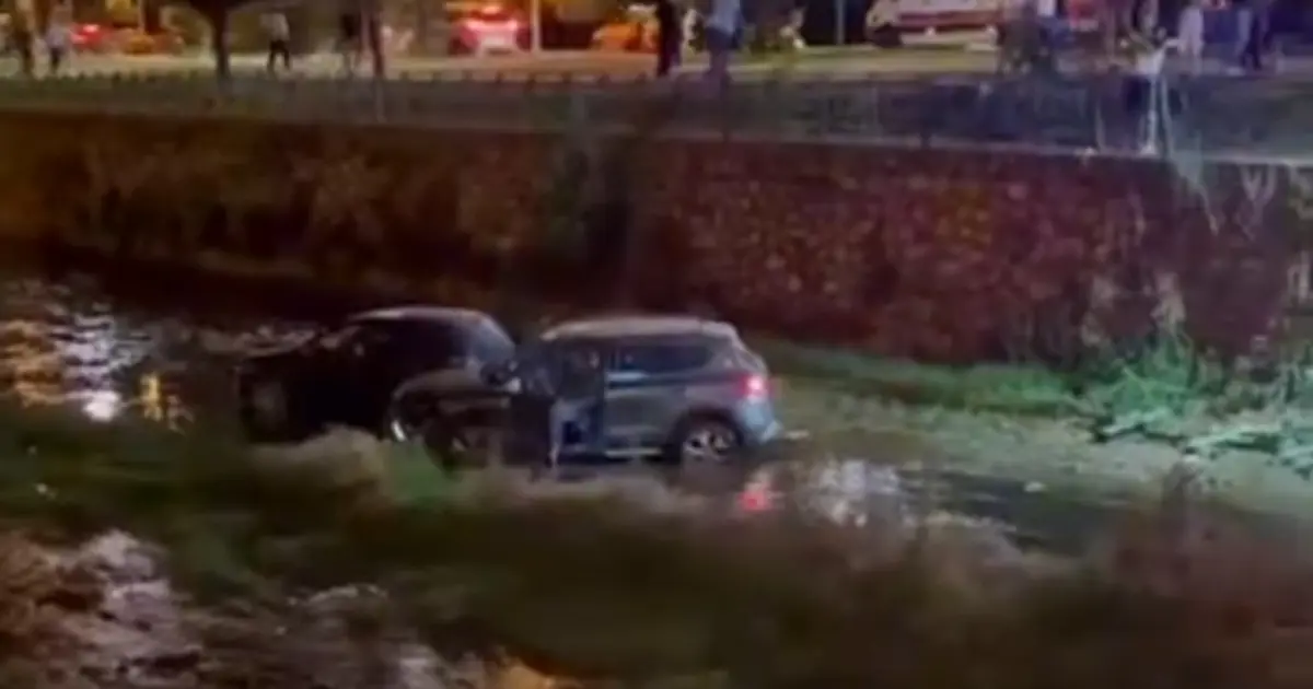 Makas kazasında iki otomobil dereye uçtu