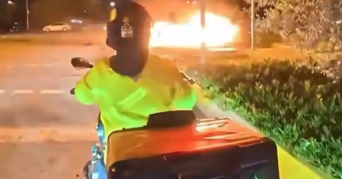 Maltepe Sahili’nde kazada otomobil alev topuna döndü