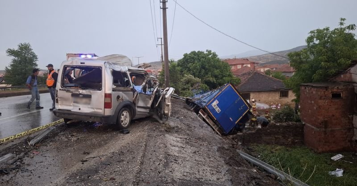 Manisa’da zincirleme kaza: 2 ölü, 4 yaralı