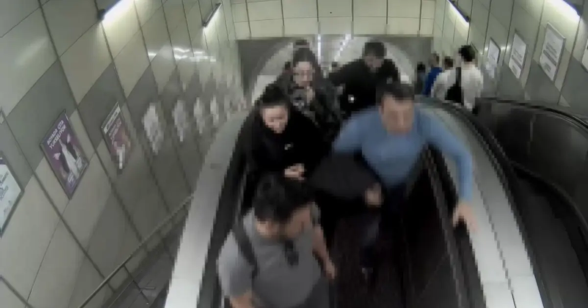 Metroda yolcunun cep telefonunu çalan 2 şüpheli tutuklandı