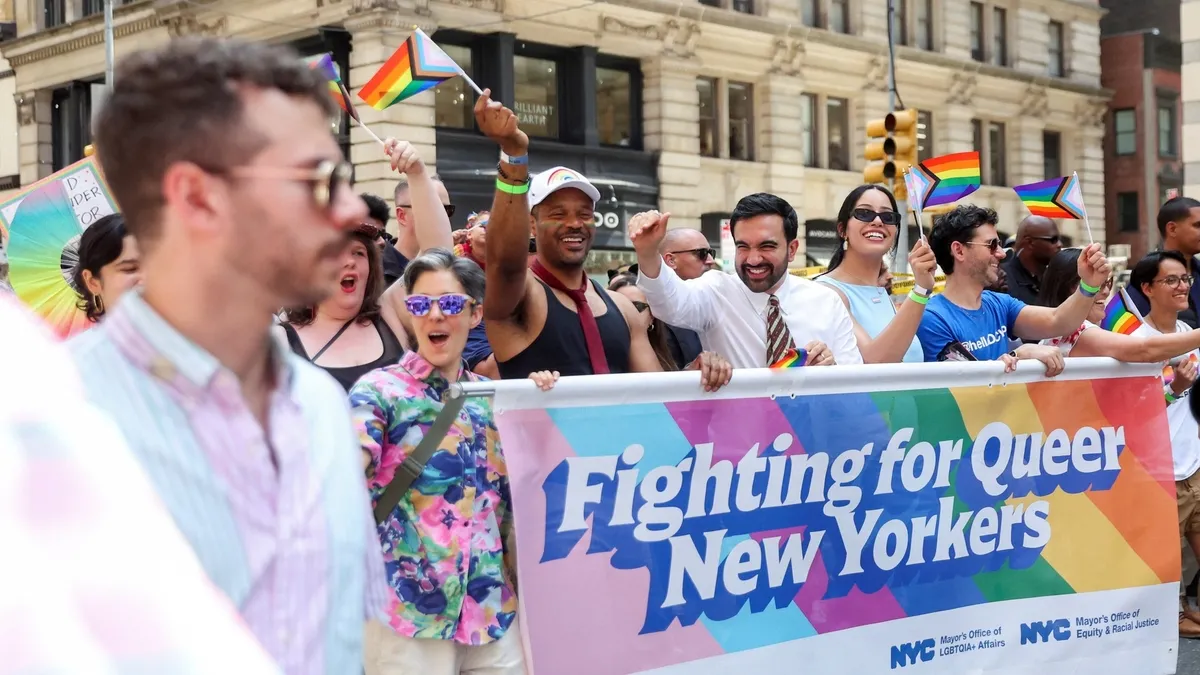 New York Belediye Başkanı Mamdani, sapkın LGBT yürüyüşüne katıldı
