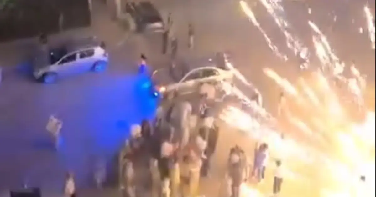 Nişan kutlamasında panik: Havai fişek kalabalığın üzerine patladı