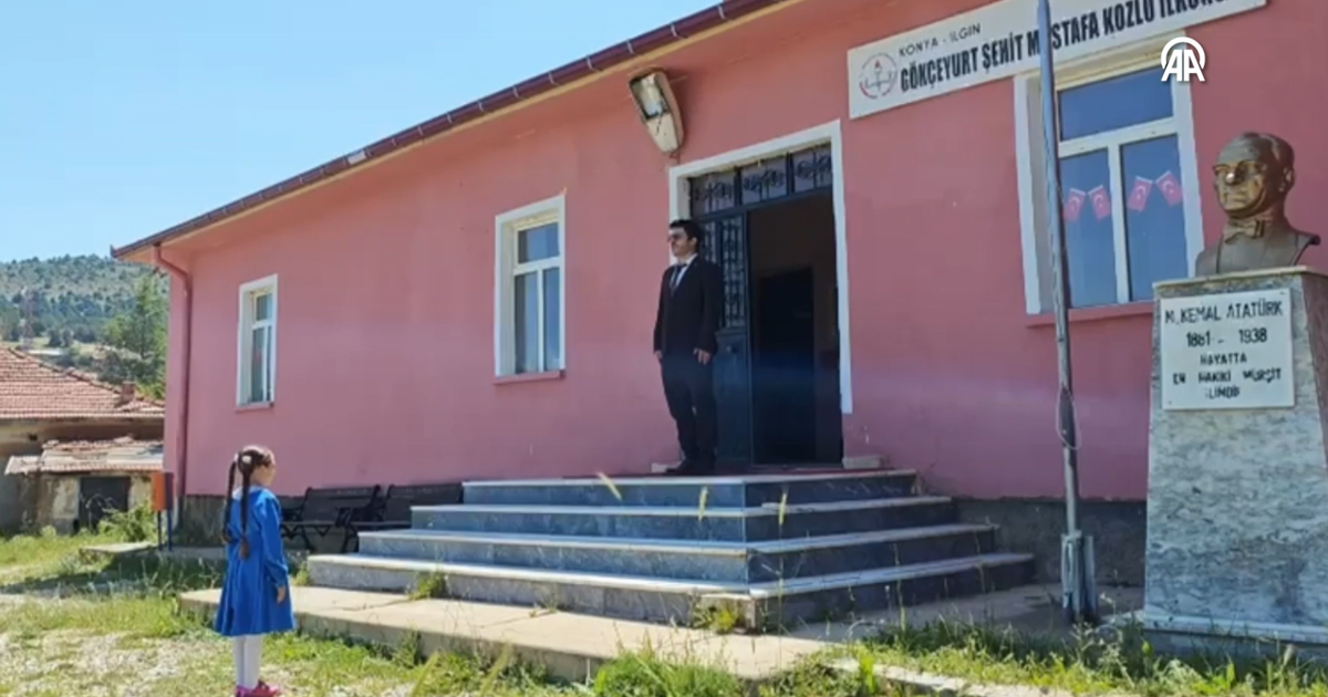 Okulun tek öğrencisi karnesini aldı