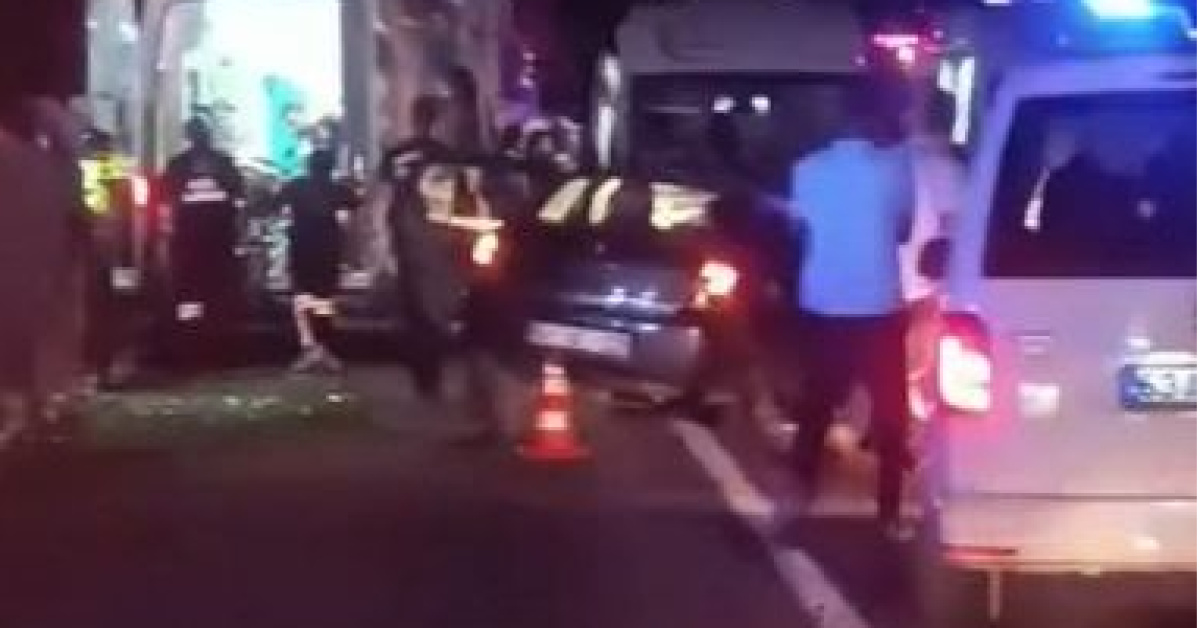Otomobiller kafa kafaya çarpıştı: 2 ölü, 6 yaralı