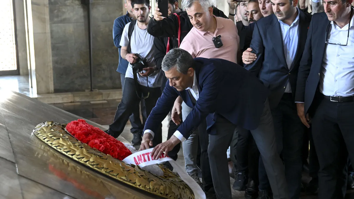 Özgür Özel’den Anıtkabir’de korsan çelenk girişimi: Mozoleye “Genel başkan” bandını takmaya çalıştı